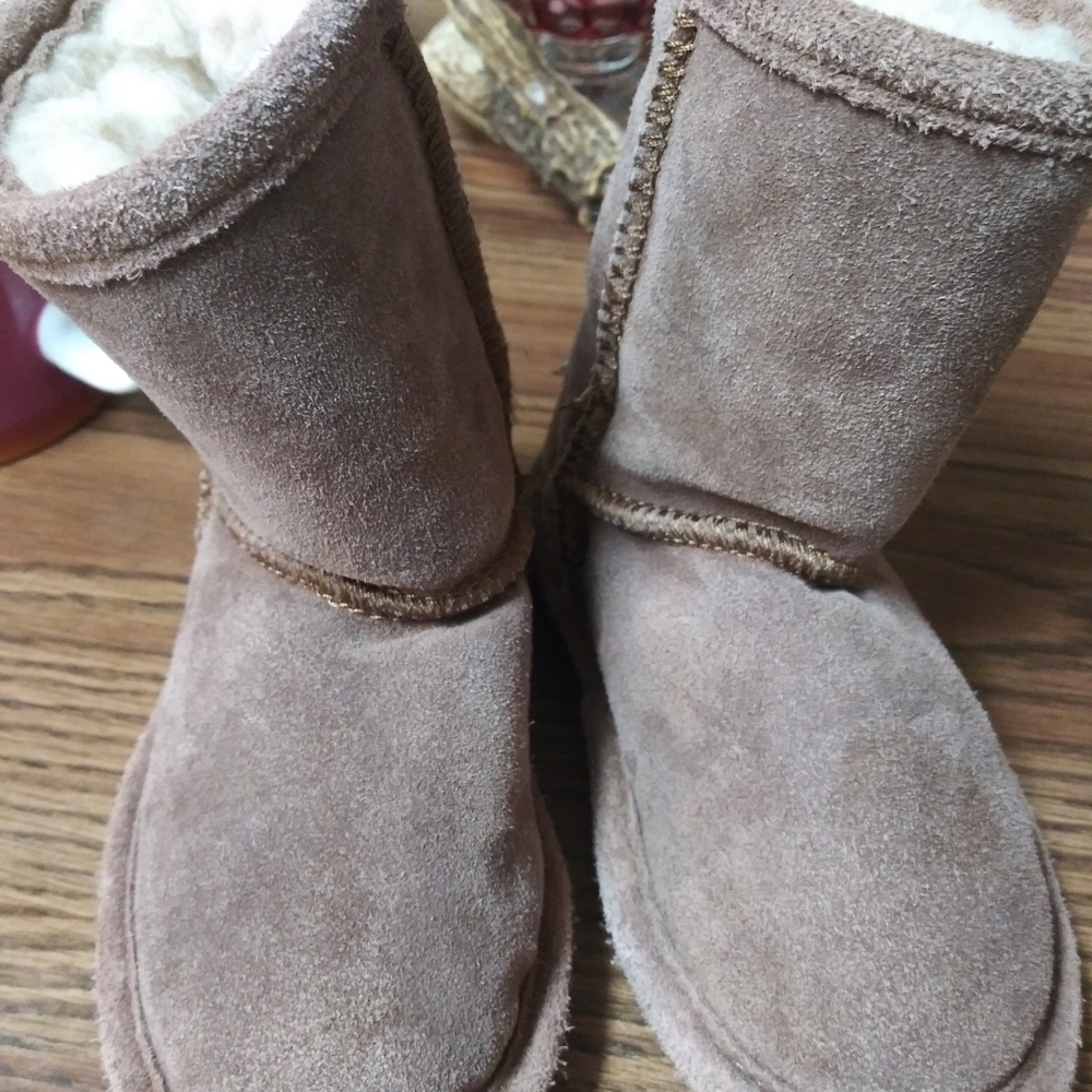 Toddlers size 7 bear paw suede boots